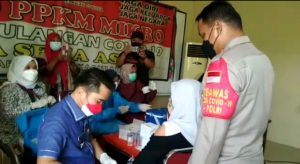 Ribuan Warga Antusias Vaksin,Lurah Bantu Nakes Lakukan Penyuntikan