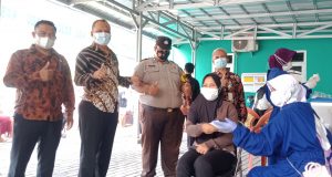 Dapatkan Vaksinasi Warga Desa Dukabungah Datangi Camat Bojong Mangu