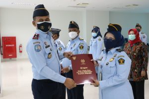 Kantor Imigrasi Kelas I Non TPI Bekasi Serahkan Tanda Kehormatan Satya Lencana Karya satya Pada 22 pegawai