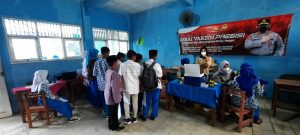 Pelajar SMPN 2 Sukawangi Dapatkan Vaksin Dari Satreskrim Polres Metro Bekasi