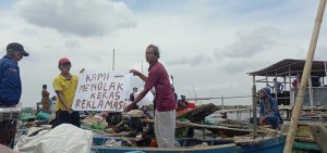 Ratusan Nelayan Berunjuk Rasa Tolak Reklamasi Pantai Oleh Marunda Center