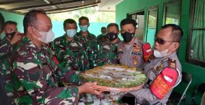Rayakan Hari Jadi TNI 76 Kapolsek Cikarang Selatan Suapi peltu Slamet