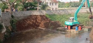Ribuan Kubik Tanah Lumpur Di Keruk Dinas SDABMBK Di Kali Jambe Antisifasi Banjir