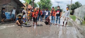 Empat Tahun Jalan Rusak Tidak Ada Perbaikan,Warga Bekasi Tanam Pohon Pisang di Jalan