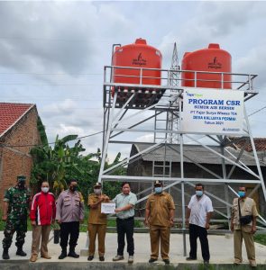 Fajar Paper Buat Sumur Air Bersih Bagi Warga Dan Bagikan 17.000 Paket Alat Tulis Senilai Ratusan Juta Untuk 53 SD