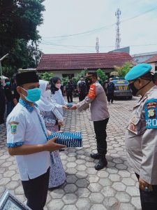 Polsek Setu Berikan Piagam Penghargaan Pada Karang Taruna Sebagai Tenaga Kesehatan Penanganan Covid 19