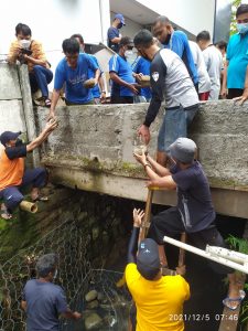 Dianggap Penyebab Banjir Ratusan Warga Mutiara Gading Timur Tutup Saluran Air