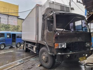 Hindari Sepeda Motor Truk Container Tabrak Pembatas Jalan