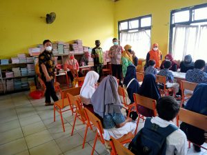 SDN 05 Suka Sari Di Datangi Petugas Polsek Serang Baru Untuk Lakukan Vaksinasi