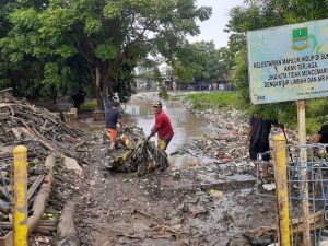 Lancarkan Jalannya Air Saat Musim Penghujan,Tumpukan Sampah Bendungan Kali Sukatani Spontan Di Bersihkan