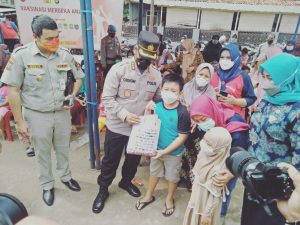 Polisi Jemput Bola Untuk Lakukan Vaksinasi Pada Anak – Anak
