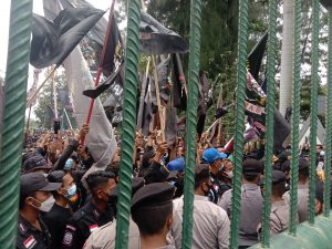 Tanggul Sungai Citarum Nyaris Jebol,Ribuan Massa Gibas Demo Kepung Kantor Bupati Bekasi
