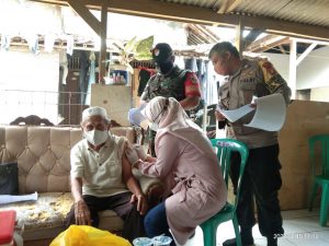 Polsek Cibarusah Lakukan Vaksinasi Pada Warga Usia Lanjut