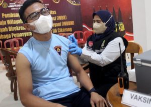 Kakanwil Kumham Jabar Pantau Vaksin Booster Di Lapas Cikarang Dan Bapas