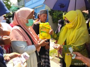 Alhidayah DPP Partai Golkar Distribusikan Minyak Goreng Murah Pada Ribuan Warga Kabupaten Bekasi