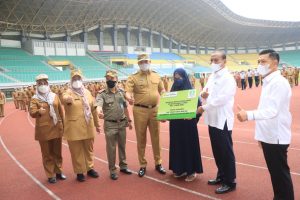 Plt. Wali Kota Serahkan Santunan Kematian Linmas Kelurahan Jatiwaringin