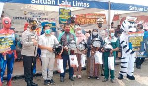 Lakukan Vaksinasi Dalam Rangka Operasi Keselamatan Jaya 2022 Kapolres Berikan Helm Gratis