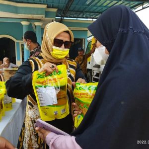 Ribuan Warga Datangi Bazar Minyak Goreng Murah di Tambun Utara