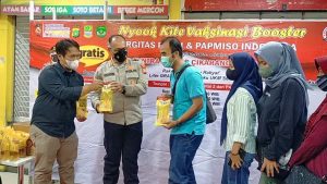 Gandeng Polres Metro Bekasi Papmiso Lakukan Vaksinasi dan Berikan Minyak dan Bakso Gratis