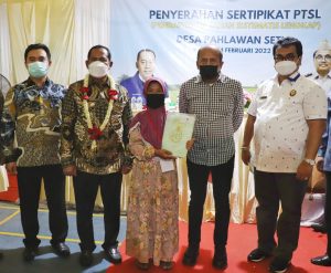Plt Bupati Bekasi Serahkan Sertifikat untuk Tiga Desa di Dua Kecamatan
