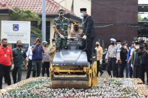 Polres Metro Bekasi Kota Musnahkan Barang Bukti Miras Dan Narkoba