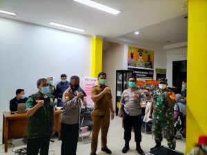 Ratusan Warga Antri Dapatkan Vaksinasi Malam Hari Gelar Polsek Cikarang Barat