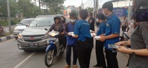 100 Nasi Goreng Spesial Ramadhan Di Berikan Hotel 88 Bekasi Pada Warga Untuk Berbuka Puasa