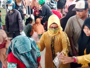 Bagikan Ta’jil Dengan Memborong Pedagang Kaki Lima DPP Pengajian Alhidayah Bersama PD Iwo Kabupaten Bekasi Bantu UMKM