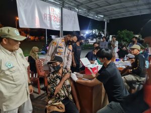 Kejar Target Polsek Pebayuran Geber Vaksin di Malam Hari