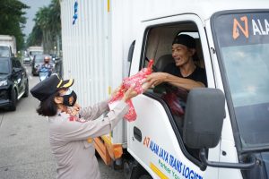 Berbagi Ta’jil Pada Pengguna Jalan Di Berikan Polwan Polres Metro Bekasi
