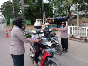 Tukang Ojek Dan Buruh Pabrik Dapatkan Tajil Gratis Dari Polwan Polres Metro Bekasi