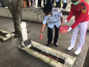 Peringati Hari Bhakti Pemasyarakatan ke – 58 Lapas Kelas IIA Cikarang Tabur Bunga Makam Pahlawan Kerawang