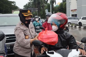 Warga Pulang Mudik Lebih Awal Dan Pekerja Dapatkan Ta’jil Dari Polwan Polres Metro Bekasi