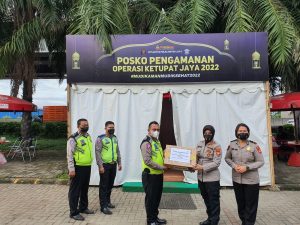 Polwan Polres Metro Bekasi Bagikan Bingkisan Ke Pospam Dan Pos Yan Ketupat Jaya 2022