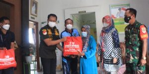 Kakanwil Jawa Barat, Sudjonggo Serahkan Bantuan Sembako Kepada Masyarakat Desa Pasirtanjung