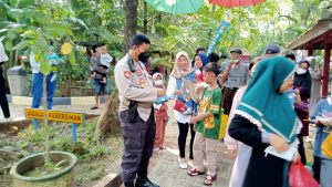 Tempat Wisata Di Padati Ribuan Pengunjung ,Polsek Serang Baru Woro-Woro Bagikan Masker