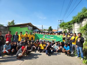 FajarPaper Bantu Masyarakat Kalijeruk Desa Kalijaya Atasi Masalah Lingkungan Melalui Program Bersih Lingkungan