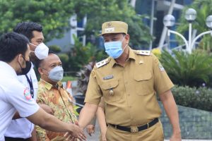 Plt Walikota Bekasi Pimpin Apel Pagi Dan Serahkan Penghargaan