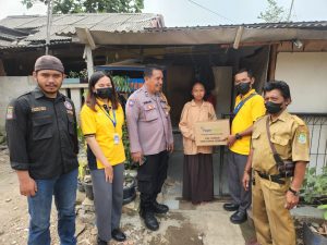 FajarPaper Serahkan Bantuan 1500 Paket Sembako Untuk Desa Kalijaya