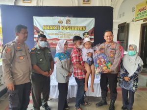 Peringati Hari Bhayangkara ke 76 Polsek Pebayuran Lakukan Sunatan Massal