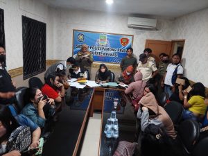 Razia Warem Pol PP Kabupaten Bekasi Angkut 14 Pekerja Malam