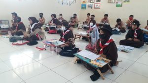 Siswa Sekolah Dasar 05 mekar Sari Belajar Tanpa Meja Dan Kursi