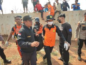 Setelah 24 Jam Pencarian, Satu Korban Tenggelam Di Kali Bekasi Ditemukan