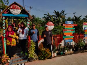 Ketua TP PKK Desa Sumberjaya Tanam Pohon di Tenggah Penilaian Dasa Wiswa