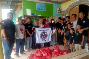 Badar Social Comunity Berikan Bantuan Sembako Warga Pantai Harapan Muara Gembong