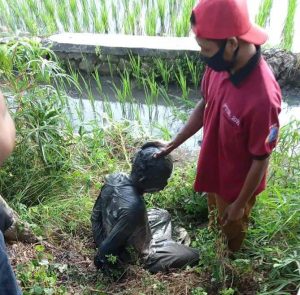 Bikin Kesal Pelaku pencuri Sepeda Motor Di Masukan Kedalam Lumpur Hitam