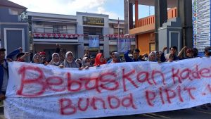 Ribuan Warga Desa Lambang Sari Tolak Sekdes Di angkat Plt Kades