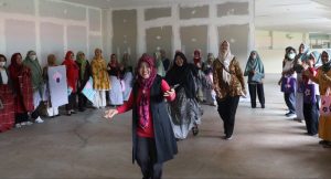 Seusai Latihan Menjahit Puluhan Emak-Emak Tampil Bak Pragawati