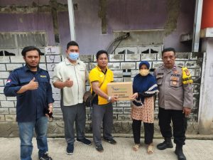FajarPaper Serahkan Bantuan 2000 Paket Sembako ke Desa Kalijaya dan Harjamekar di Kabupaten Bekasi
