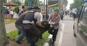 Empat Terluka Akibat Pik up Pembawa Telur Terguling Di Depan Mapolres Metro Bekasi